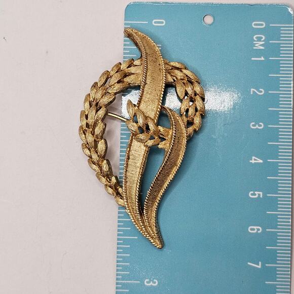 Vintage Costume Jewelry Brooch Crown Trifari Wheat Scroll Goldtone 50's 60's - Picture 4 of 4